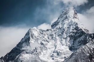 尼泊尔是一个多山的小国，紧靠着喜马拉雅山的南边