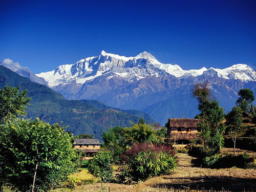 尼泊尔位于喜马拉雅山南麓，经济发展落后