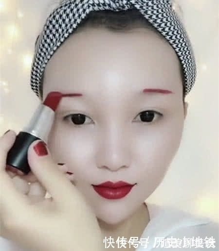 口红 小姐姐一支口红挑战10秒化妆，当看到成品后，网友：口红是神器